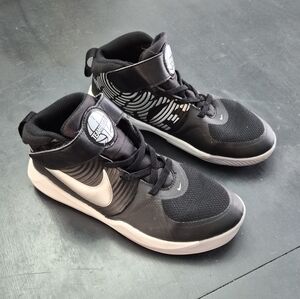 Nike Team Hustle Basketball Sneakers Size 2.5Y